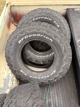 Bfgoodrich 64261 4 Bf Goodrich Tires 265/75/r16. All Hold Air In Good Condition