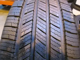 32nds Michelin 27497 P215/55r17 Defender 94 V Used 10/32nds