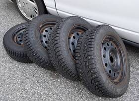 Pirelli B39a7461d 4 Studded Snow Tires 185/65r15 Mounted On Saturn Rims - Local Pick Up Only